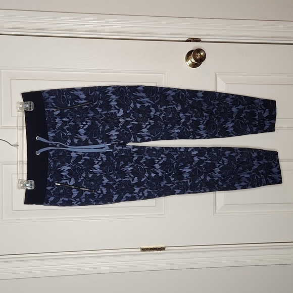 Athleta Pants - Athleta Trekkie North Jogger in Ethereal Bloom Cottage Blue Size 6